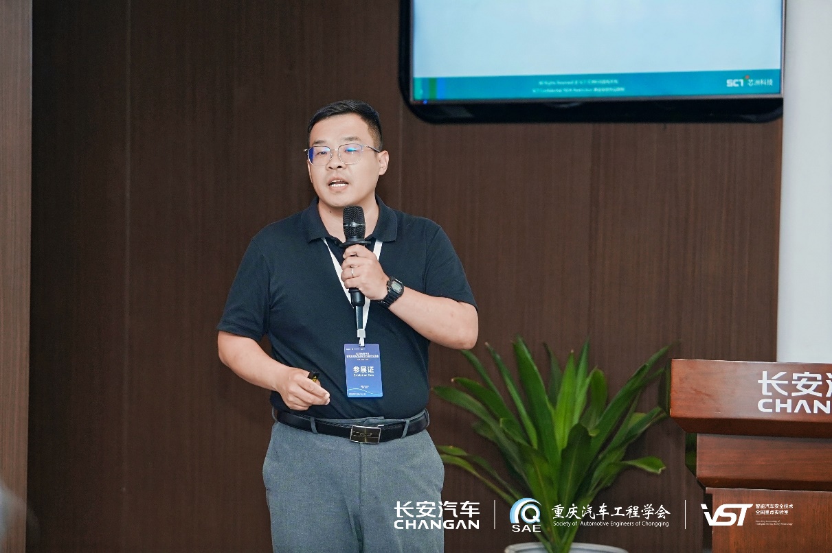 戴帽子的人在电视前AI 天生的内容可能不正确。