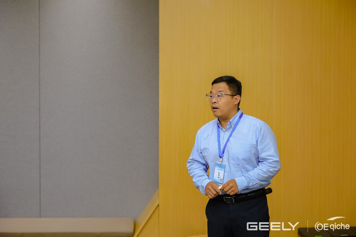 汉子站在房间里AI 天生的内容可能不正确。